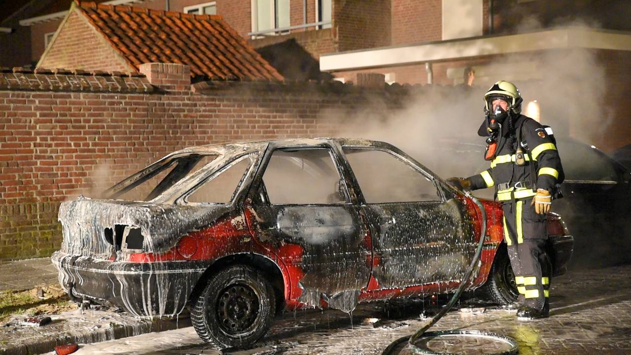 Een auto brandde uit. (Foto: Toby de Kort./De Kort Media)