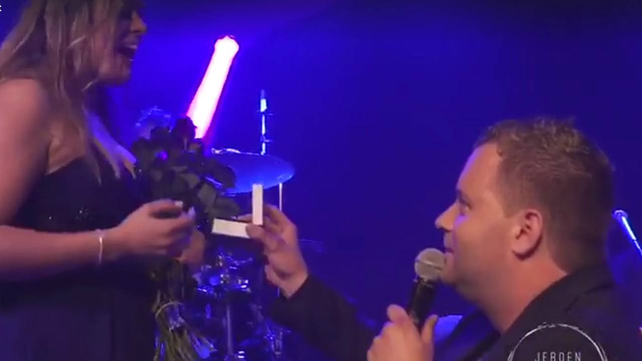 Het aanzoek... (Foto: Facebook Jeroen van Zelst).