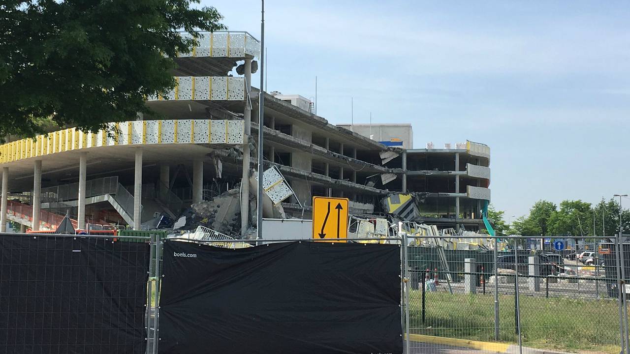 Ingestorte parkeergarage Eindhoven Airport.
