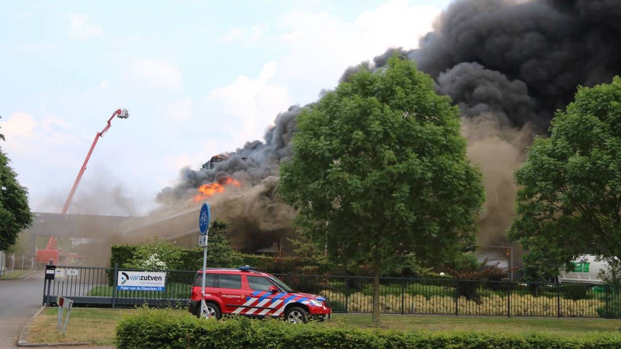 Enorme rookwolken (foto: Marco van den Broek/SQ Vision Mediaprodukties).