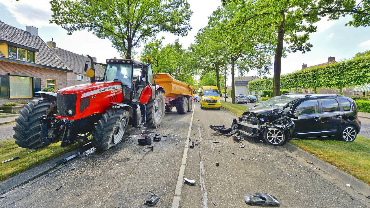Tractor en auto botsen in Steensel. (foto: Rico Vogels/SQ Vision)