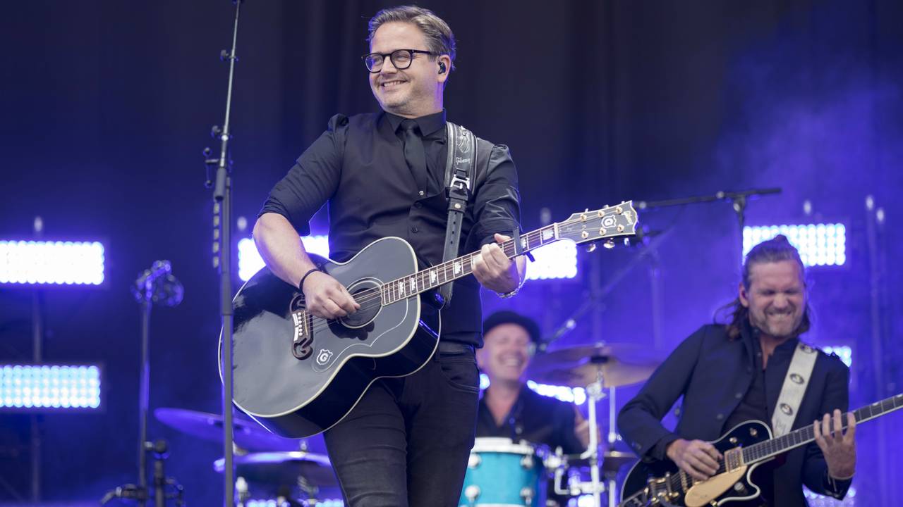Guus Meeuwis op het podium van Pinkpop (Foto: ANP).