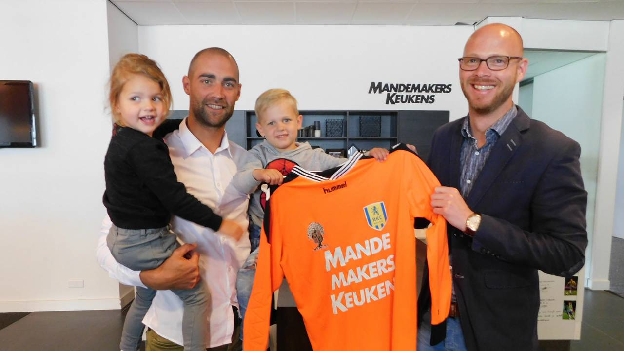 Jordy Deckers (tweede van links) en RKC-directeur Remco Oversier (links) zijn blij (foto: RKC Waalwijk).