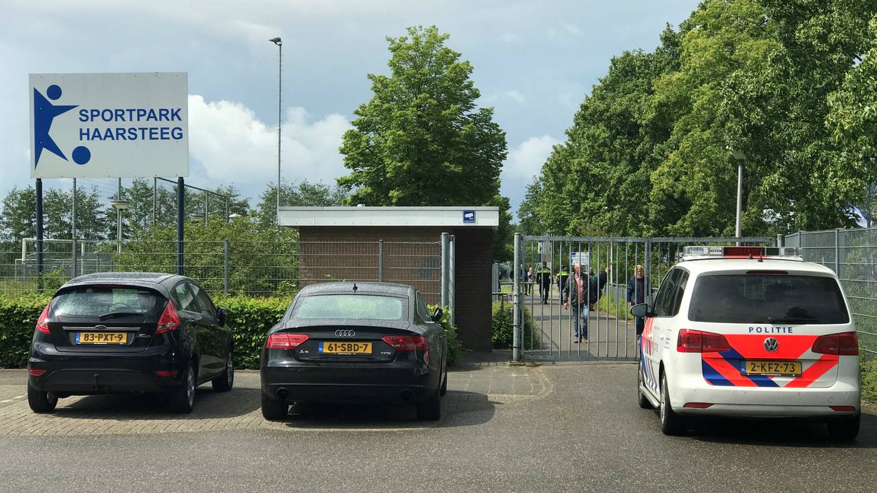 Spelers belagen scheidsrechter. (Foto: Bart Meesters)