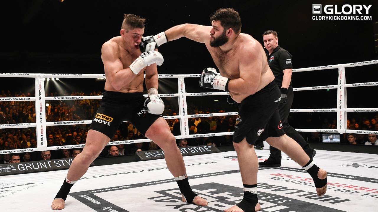 Ismael Lazaar (rechts) geeft Rico Verhoeven van katoen. (Foto: James Law/Glory Sports)