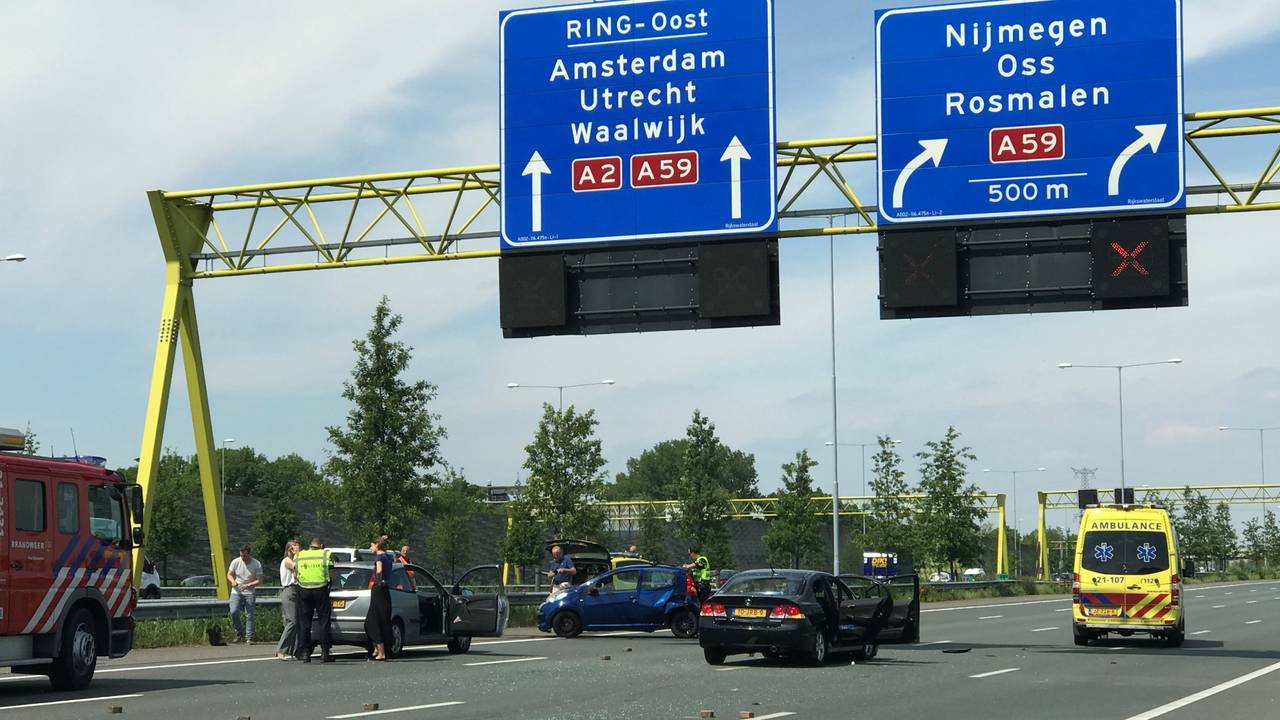 Bakstenen liggen over de weg verspreid (foto: Meesters Multimedia).