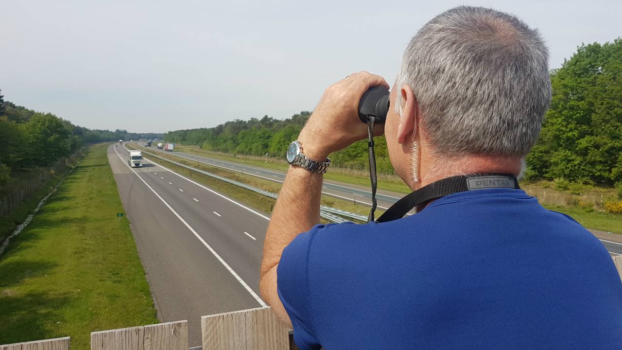 De spotter zoekt met een verrekijker naar overtredingen