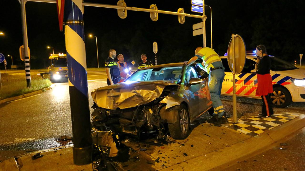 Gewonde bij ongeval in Hapert, auto in de kreukels Omroep Brabant