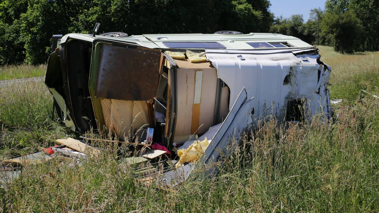 De camper is zwaar beschadigd. (Foto: Marcel van Dorst/SQ Vision)