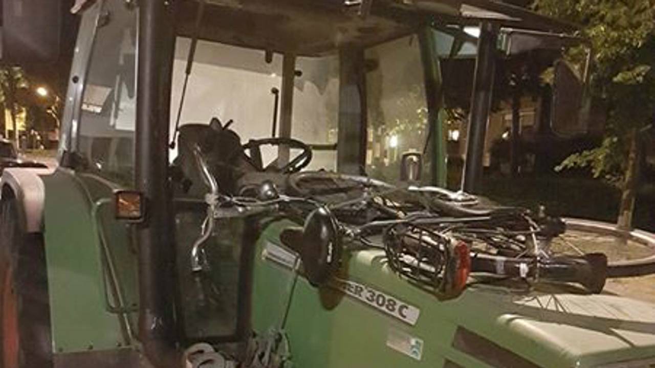 De man had zijn fiets op de tractor gebonden. (Foto: politie Boekel)