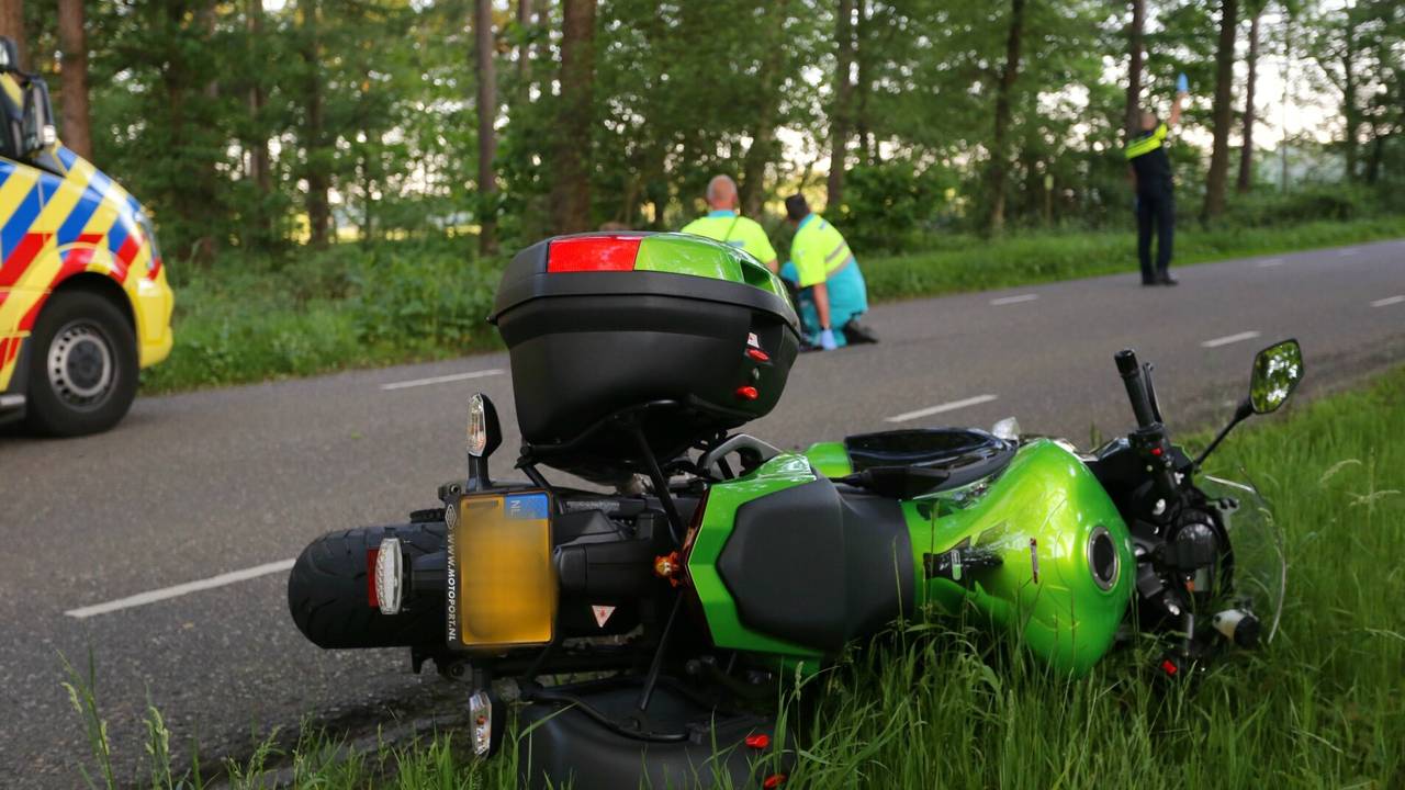 De motorrijder werd behandeld door ambulancepersoneel. (Foto: Berry van Gaal/SQ Vision)