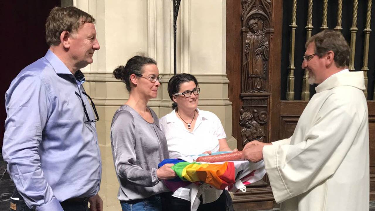 Worsten worden aangeboden in de kerk Foto: Jolanda van Gool