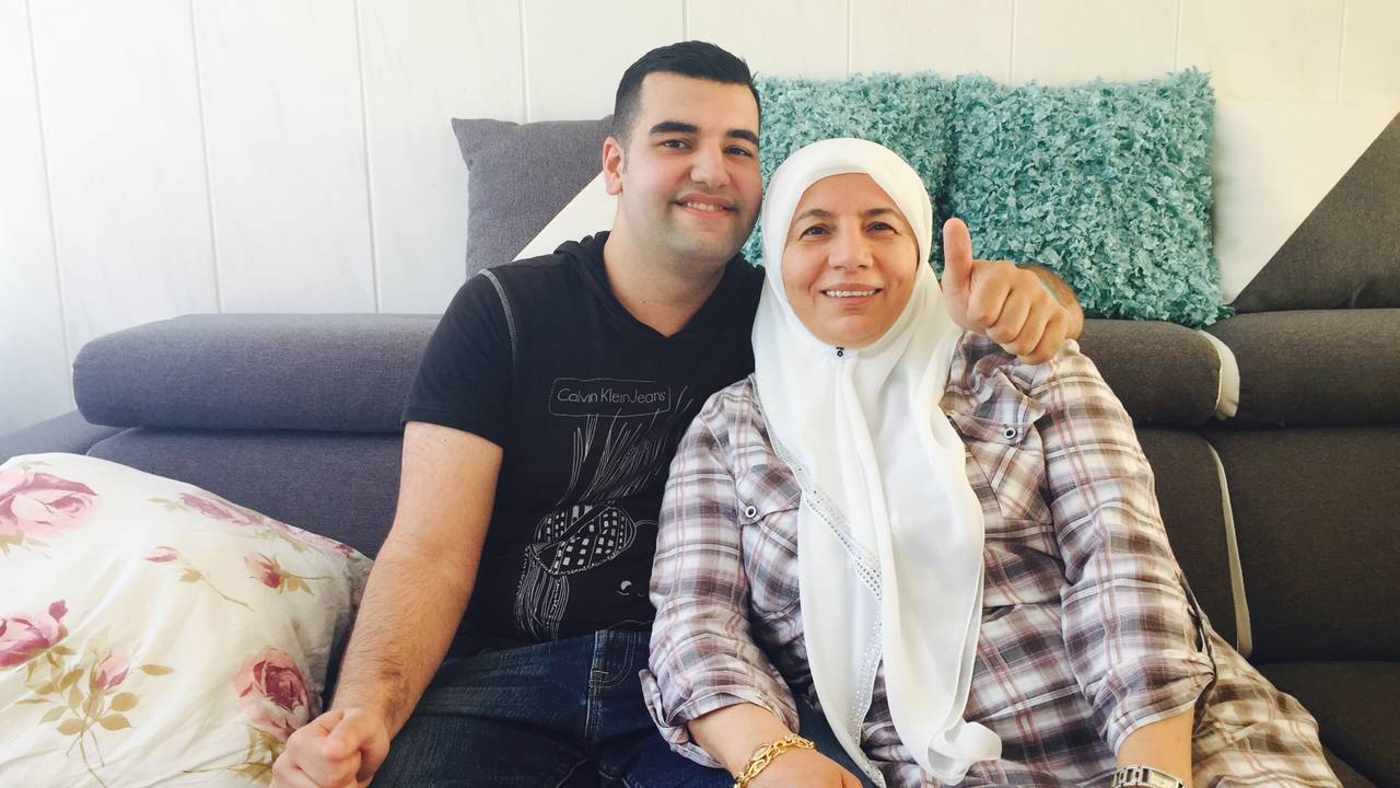 Een blije Okan met zijn trotse moeder