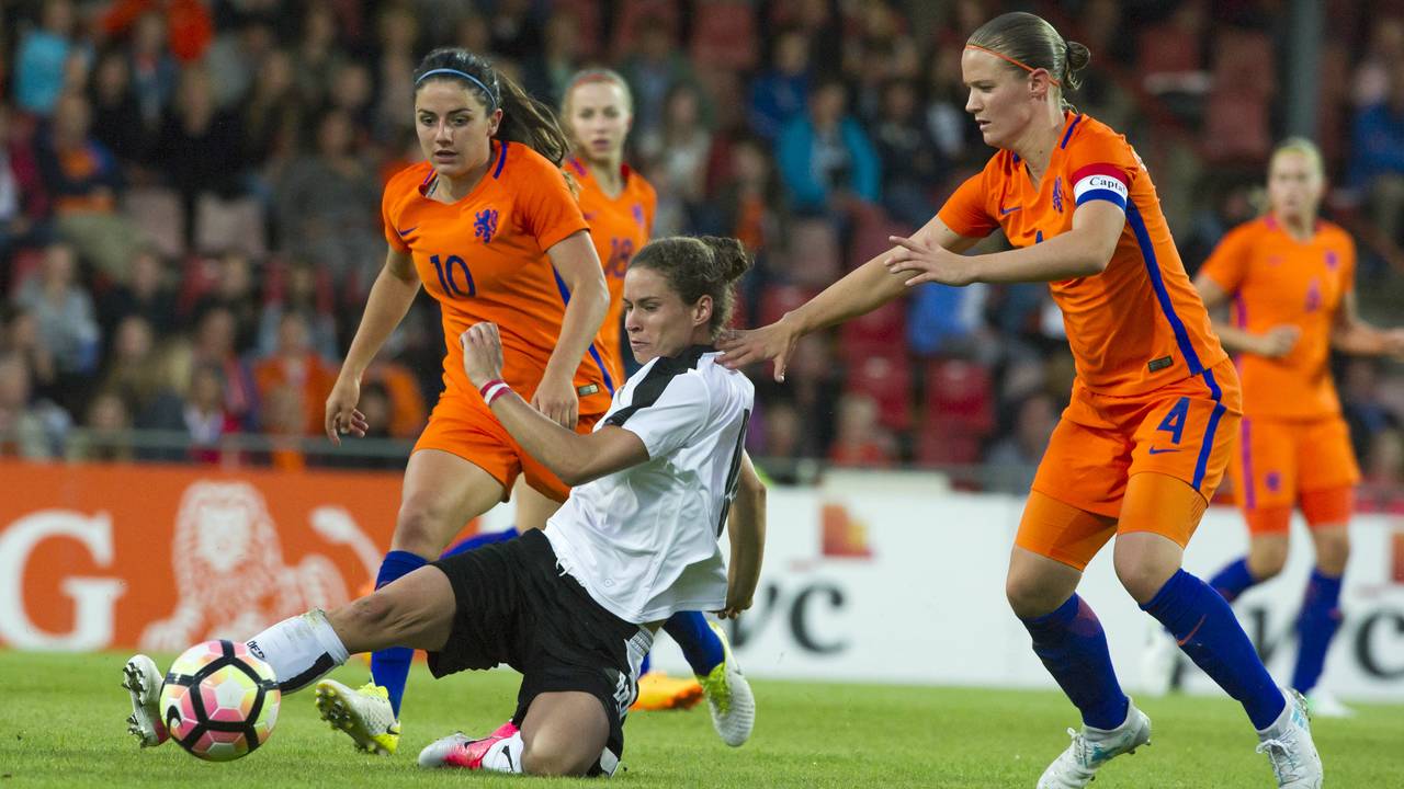 Daniëlle van de Donk samen met aanvoerster Mandy van den Berg in actie tegen Oostenrijk (foto: OrangePictures).