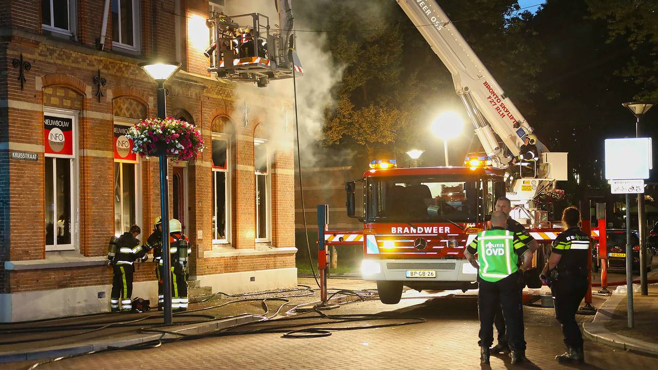 De brandweer had het vuur na ruim een uur onder controle. (Foto: Gabor Heeres/SQ Vision)