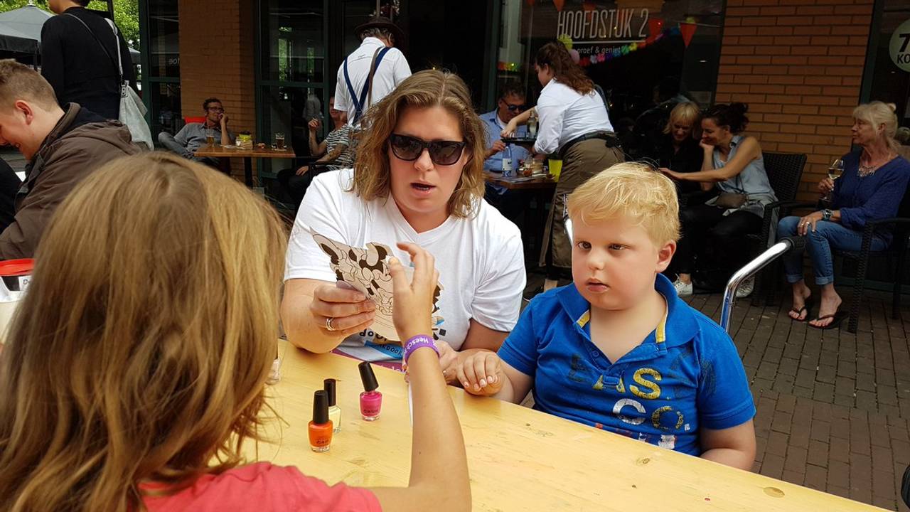 Tijn en zijn moeder bij de nagellak-actie Oss.