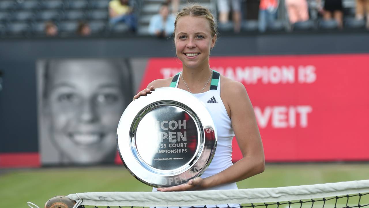 Anett Kontaveit is trots. (foto: Henk van Esch)