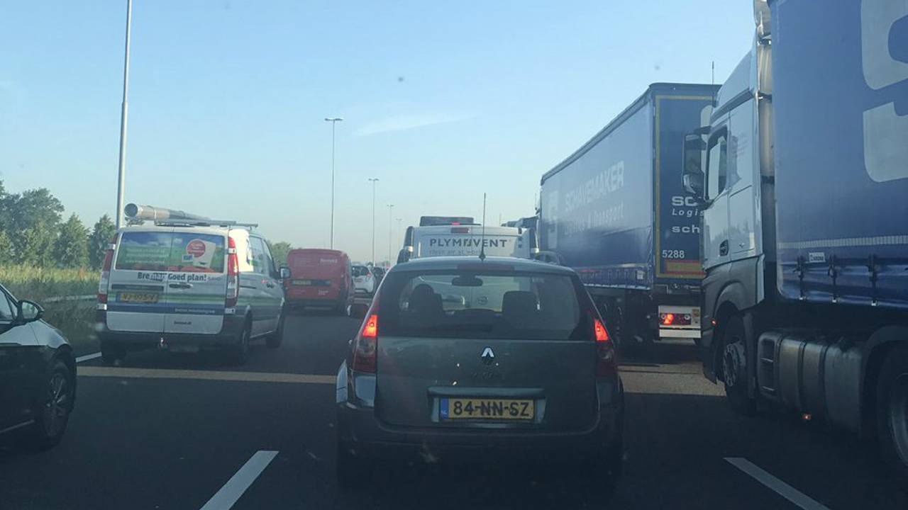 Kapotte vrachtwagen en ongeluk: verkeer A16 richting Rotterdam muurvast.