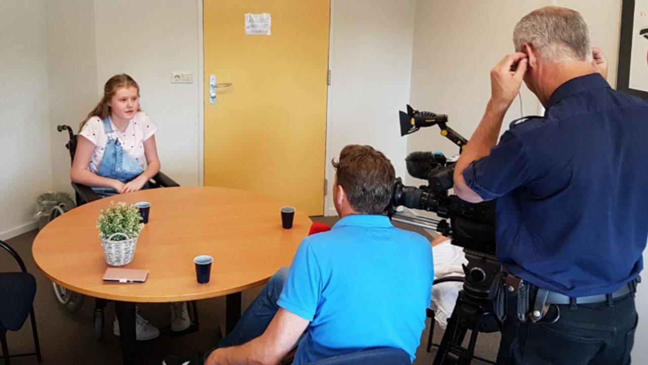 Danaé Ligtvoet wordt geïnterviewd door Hart van Nederland.