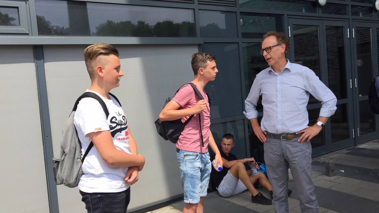 Foto: René van Hoof / Leerlingen in gesprek met conrector Huub vd Ven