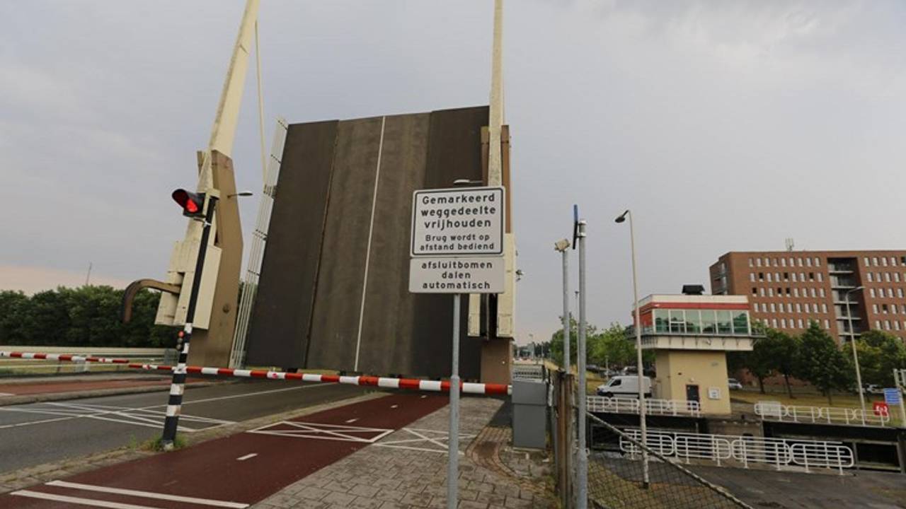 De brug ging een tijd lang niet omlaag
