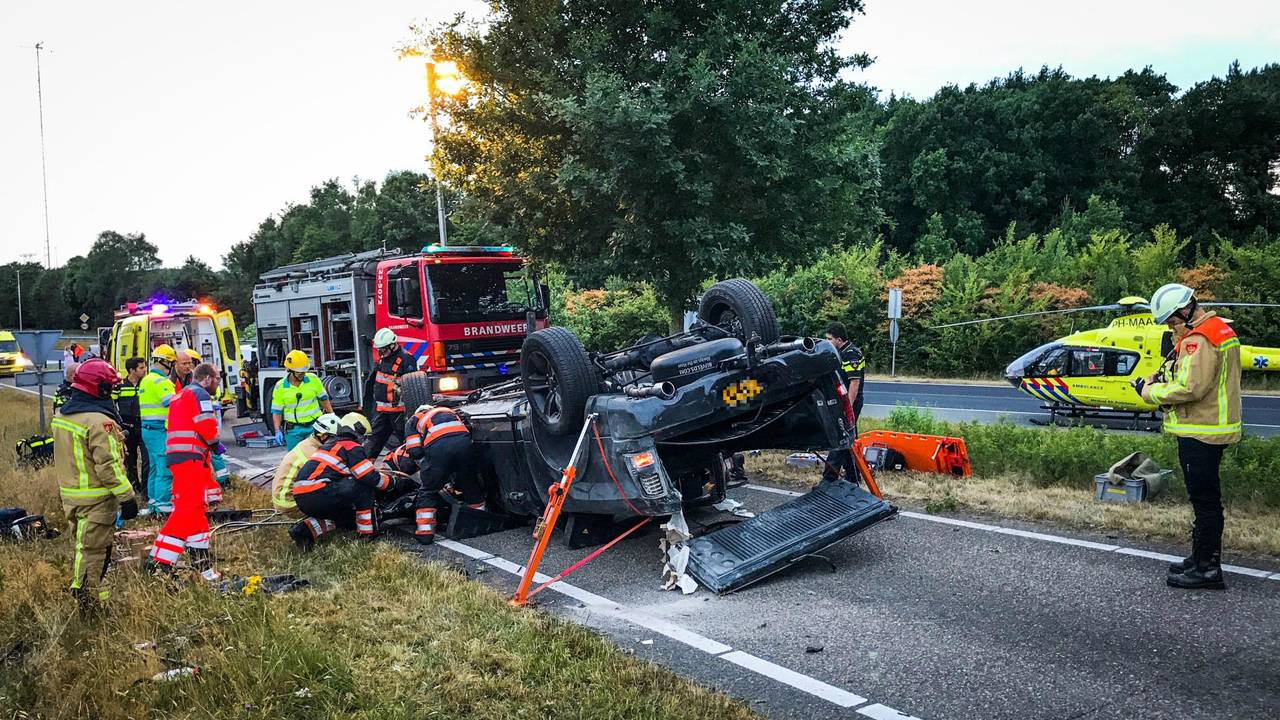 De bestuurder is uit de auto bevrijd. (Foto: Sem van Rijssel/SQ Vision)