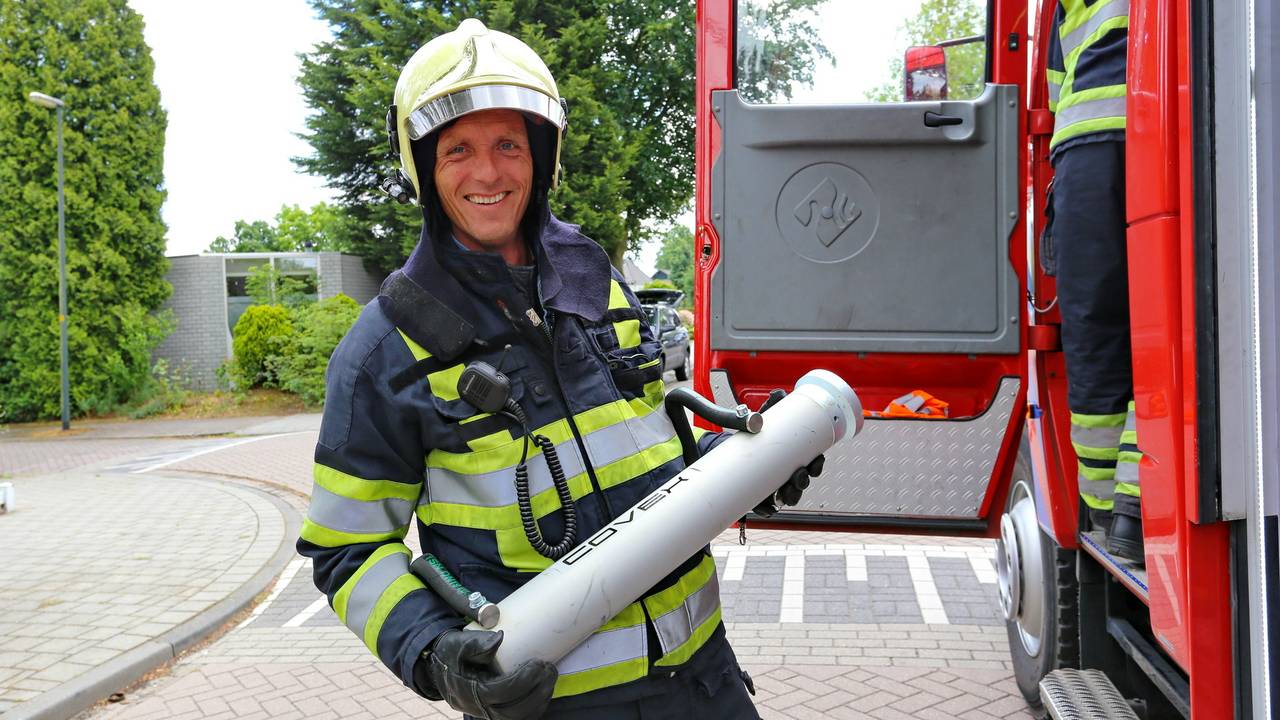 De brandweer kwam met een stormram binnen. (Foto: Berry van Gaal/SQ Vision)