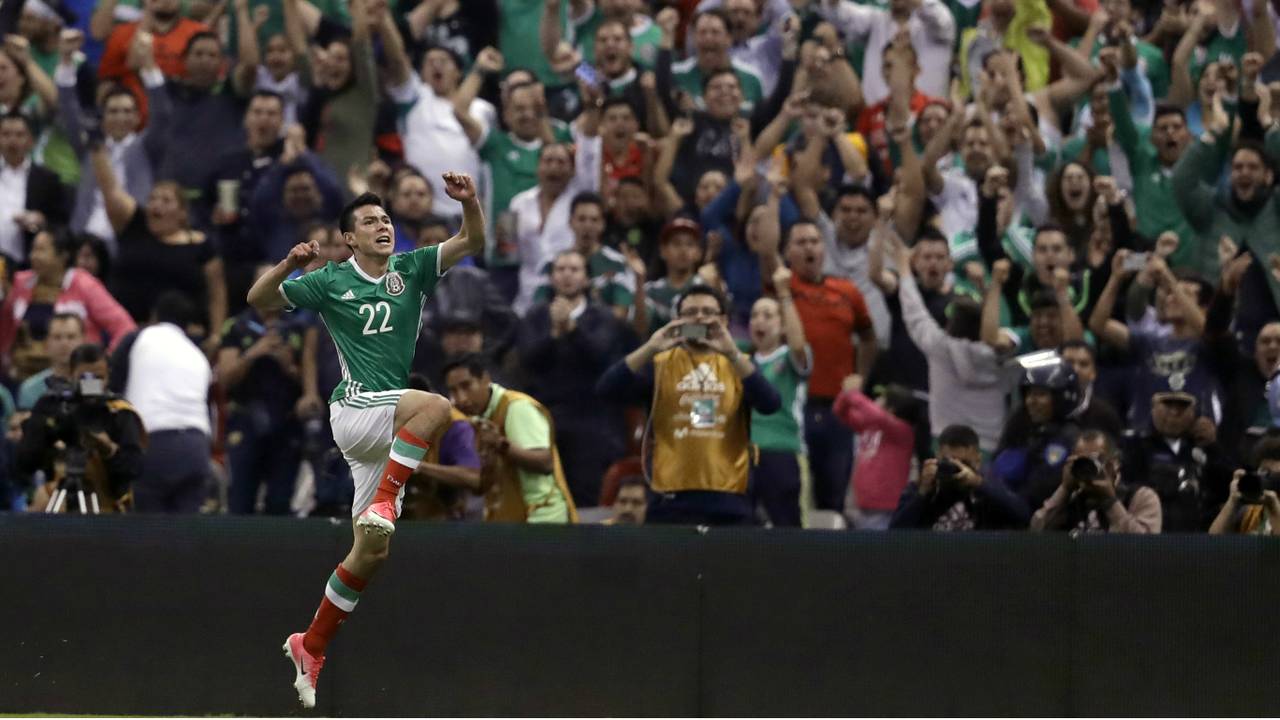 Hirving Lozano viert een treffer namens Mexico (Foto: VI Images)