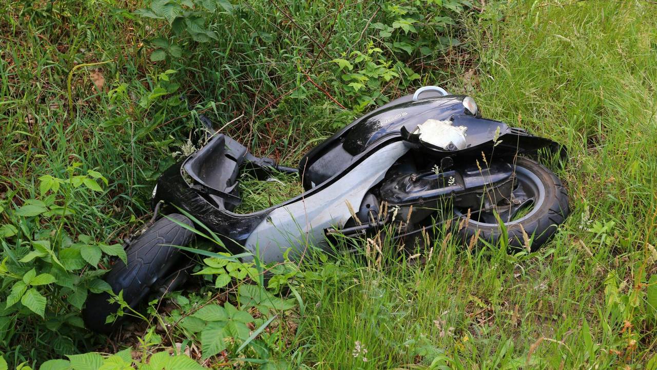 Scooterrijder geschept door auto. (foto: Berry van Gaal/SQ Vision)