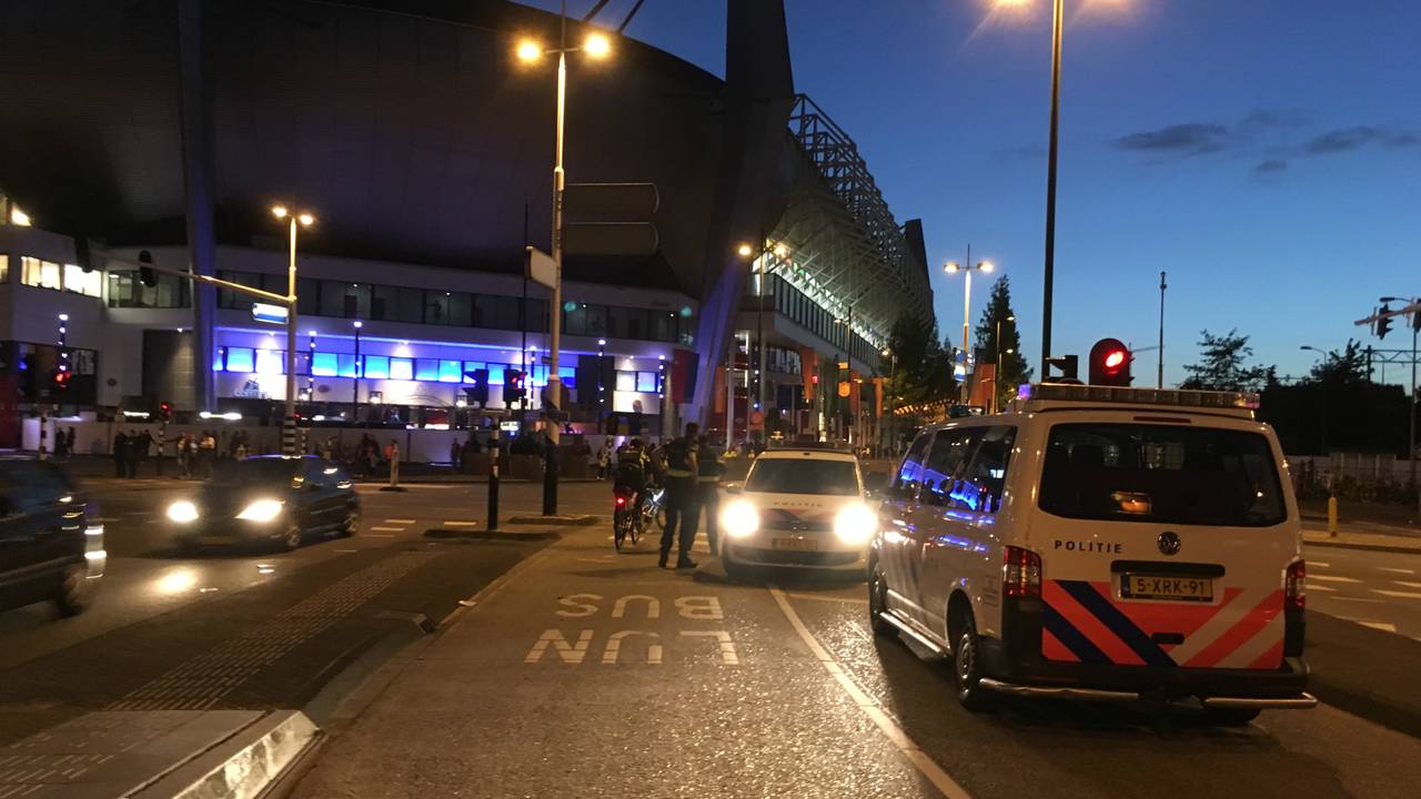 Politie bij het stadion. (foto: Nick den Boer/GinoPress)