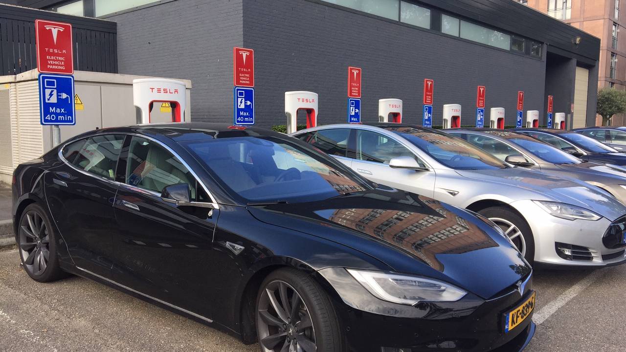 De Tesla's aan de snelladers bij Hotel Eindhoven (foto: René van Hoof)