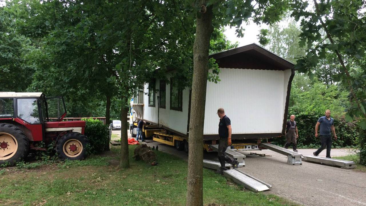De eerste bewoners vertrekken. Foto: Gemeente Zundert