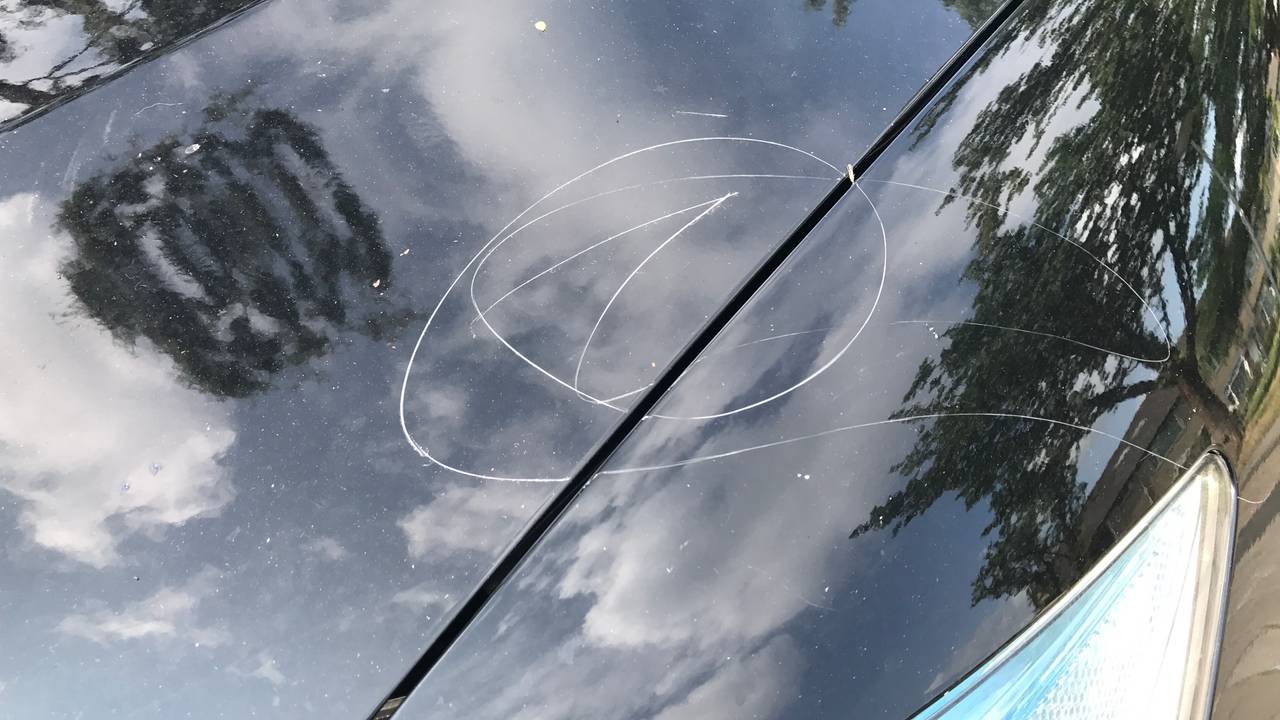 Een van de vele bekraste auto's in de Kruidenbuurt in Oosterhout. (foto: Eva de Schipper)