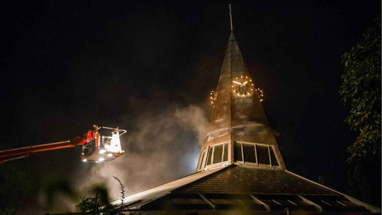 De brandweer bluste het vuur. (Foto: Dave Hendriks/SQ Vision)