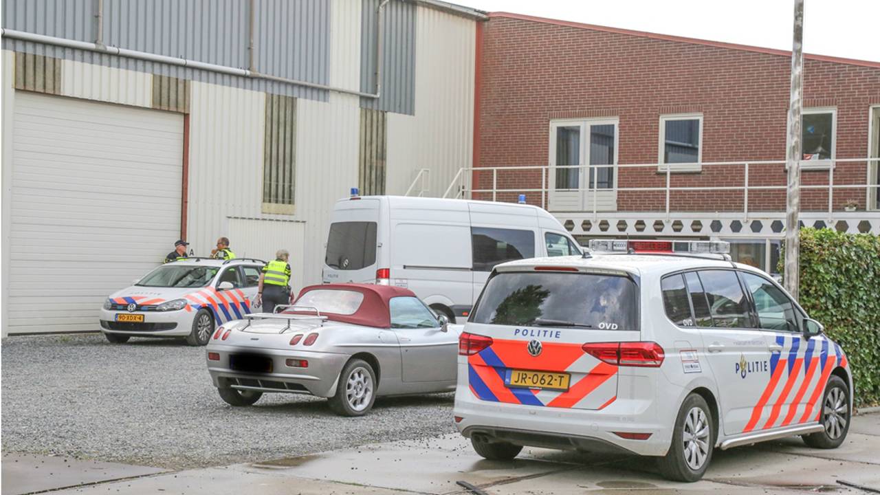 De politie deed onderzoek bij de loods. (Foto: Maickel Keijzers/Hendriks Multimedia)