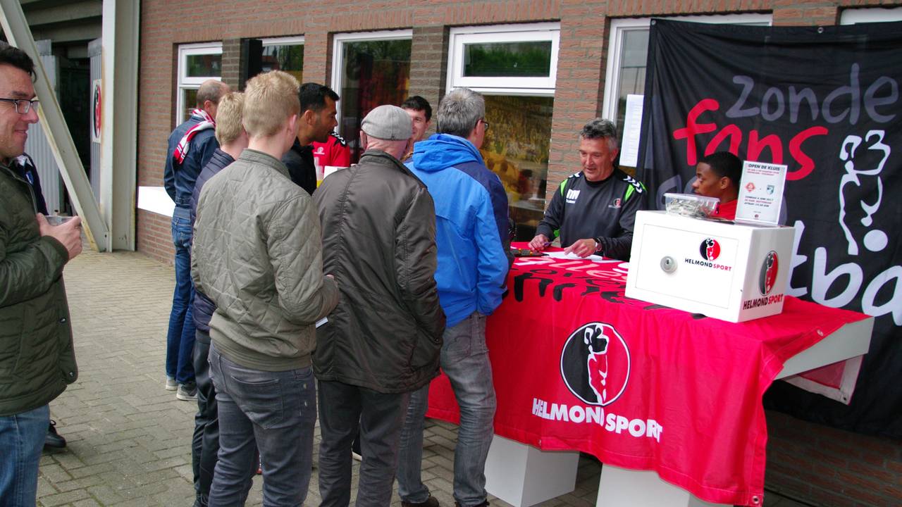 Fans in de rij voor een seizoenkaart. (foto: Helmond Sport)