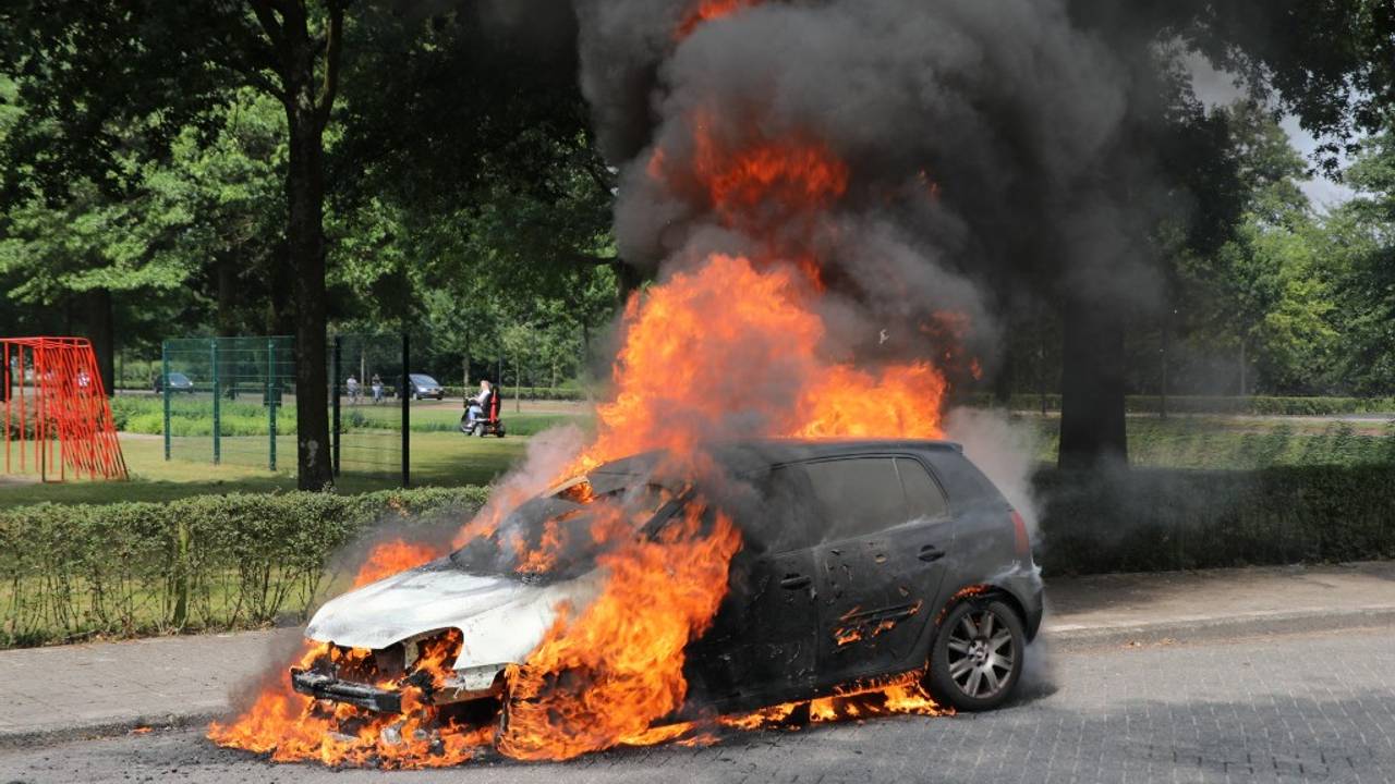 Auto uitgebrand in Waalwijk. (foto: FPMB/Erik Haverhals)