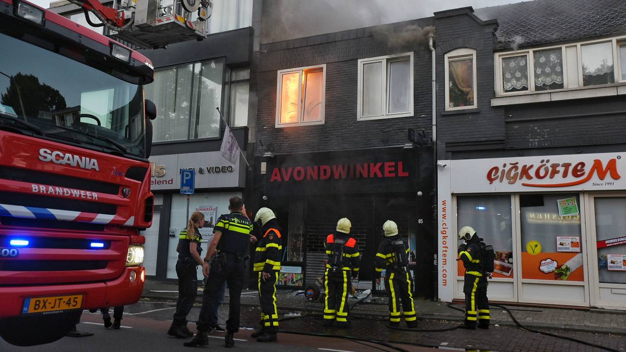 De avondwinkel in Tilburg werd in brand gestoken (Foto: Toby de Kort).