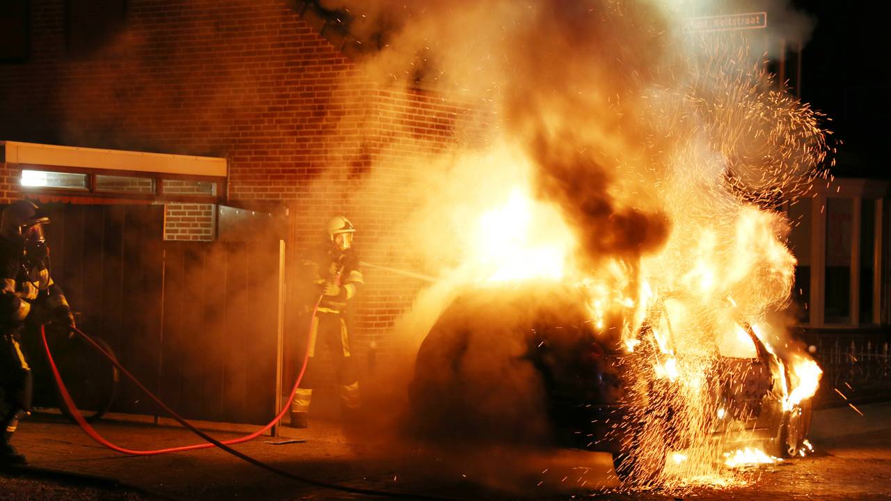 De brandende auto (foto: Marco van den Broek/SQ Vision).