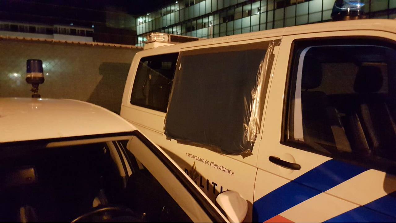 De ruit is kapot. (Foto: Facebook politie)