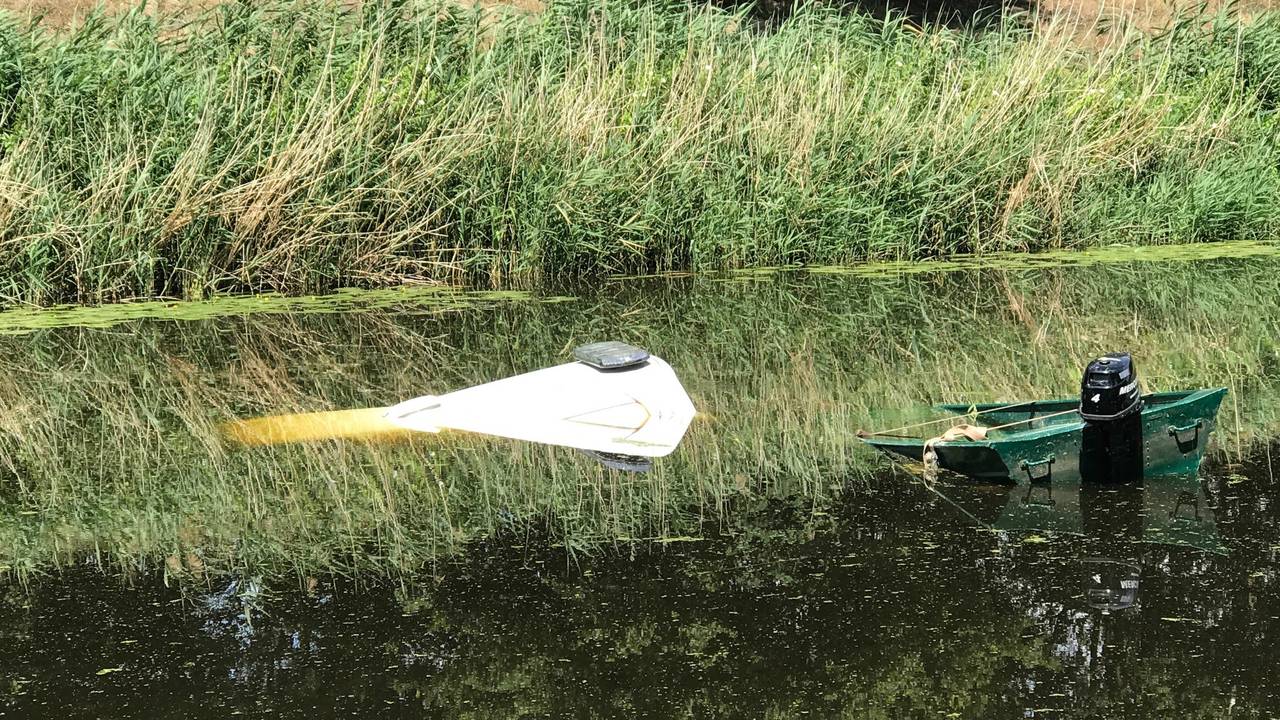 Boot trekt busje het water in bij Cromvoirt. Foto: Bart Meesters