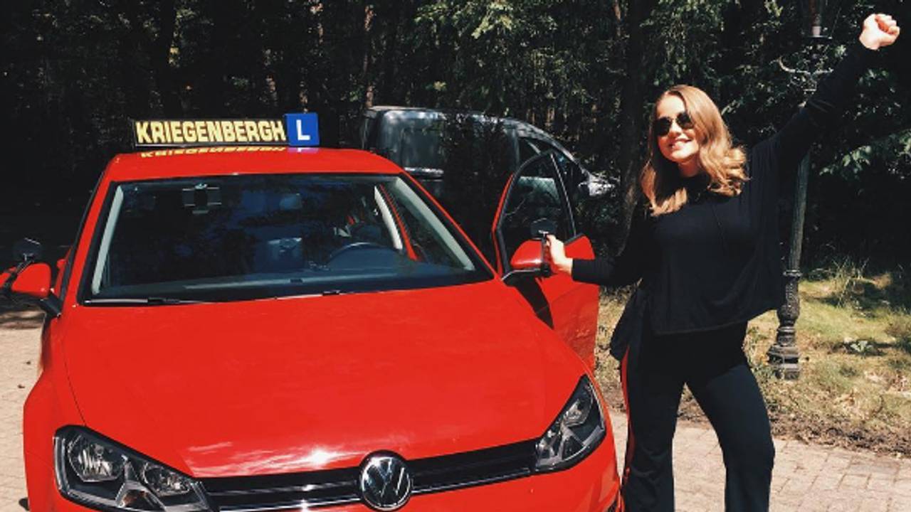 Pleun viert de overwinning bij het CBR. Foto: Instagram Pleun Bierbooms.