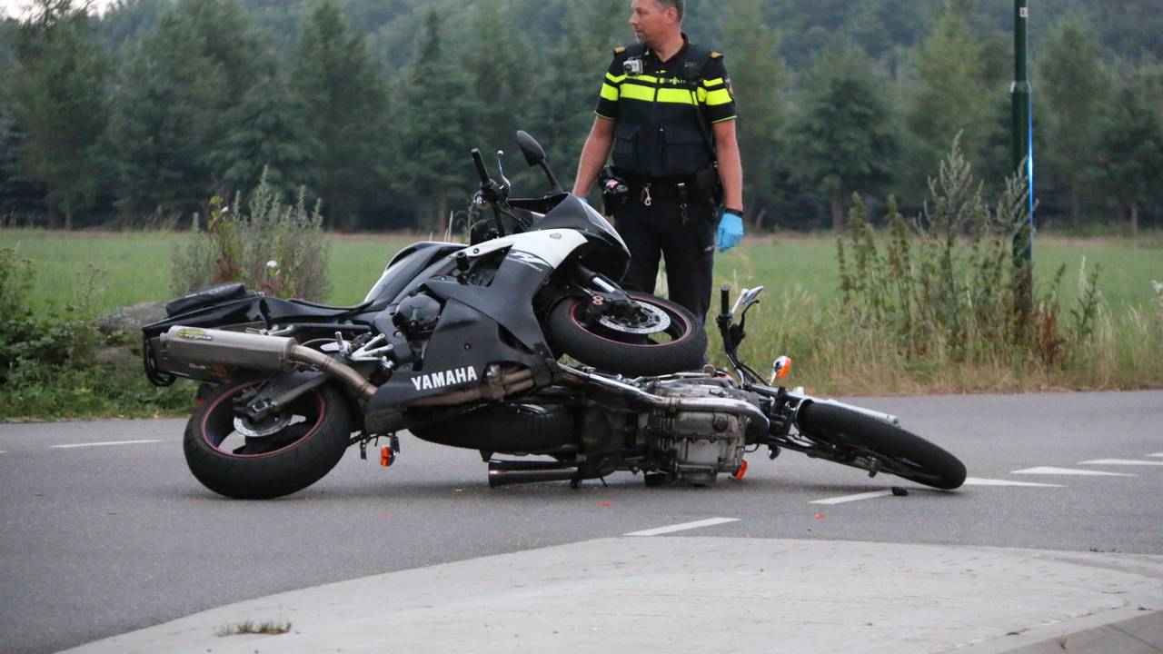 Motorrijders klappen op elkaar. (foto: SK-Media)