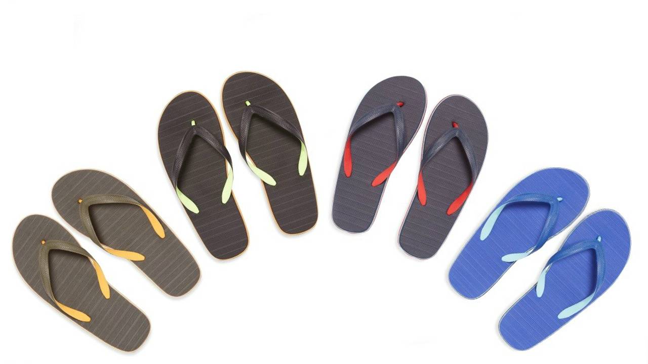 De teenslippers die worden teruggeroepen.