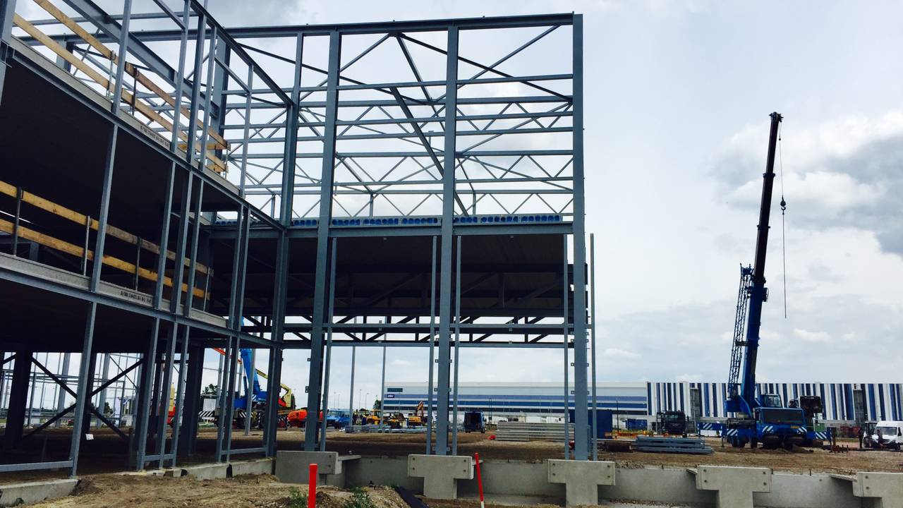 Het distributiecentrum in aanbouw, met het DC van Primark op de achtergrond (foto: Raoul Cartens)