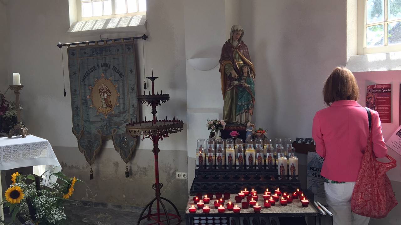 Een kaarsje aansteken bij Sint Anna om een man te vinden