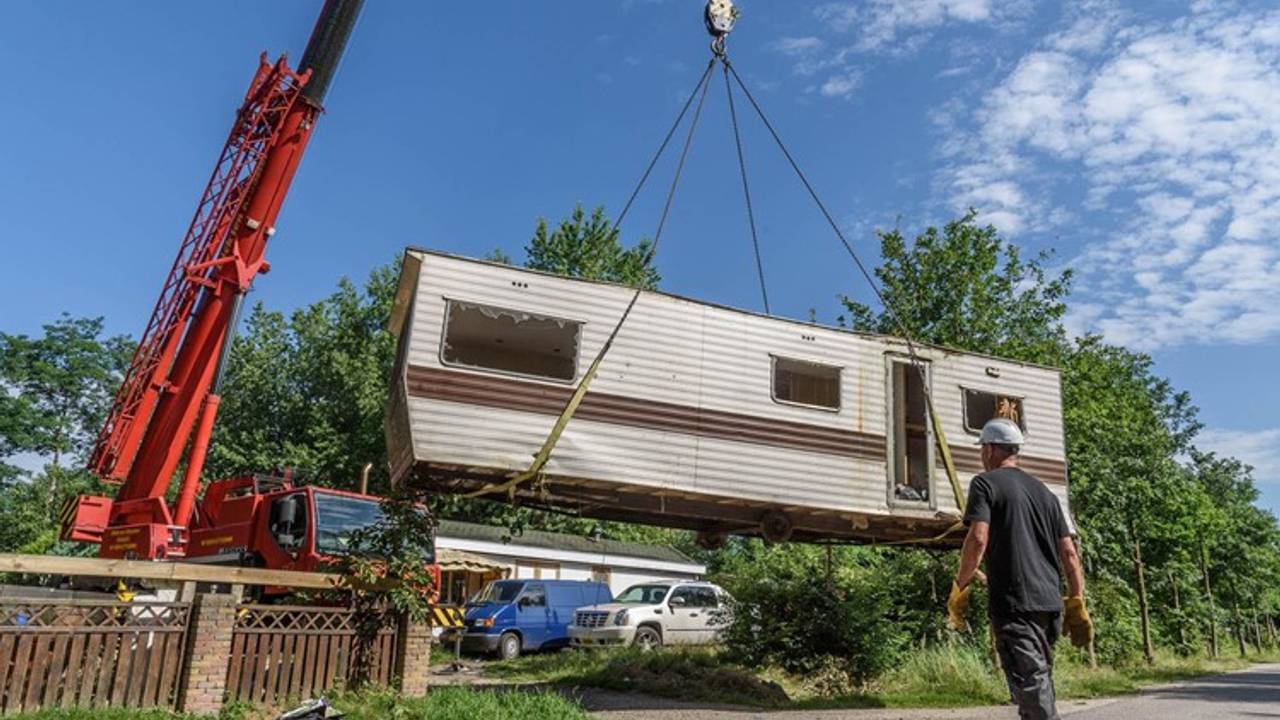 Oude caravans worden weggehaald op Fort Oranje. (Archieffoto)