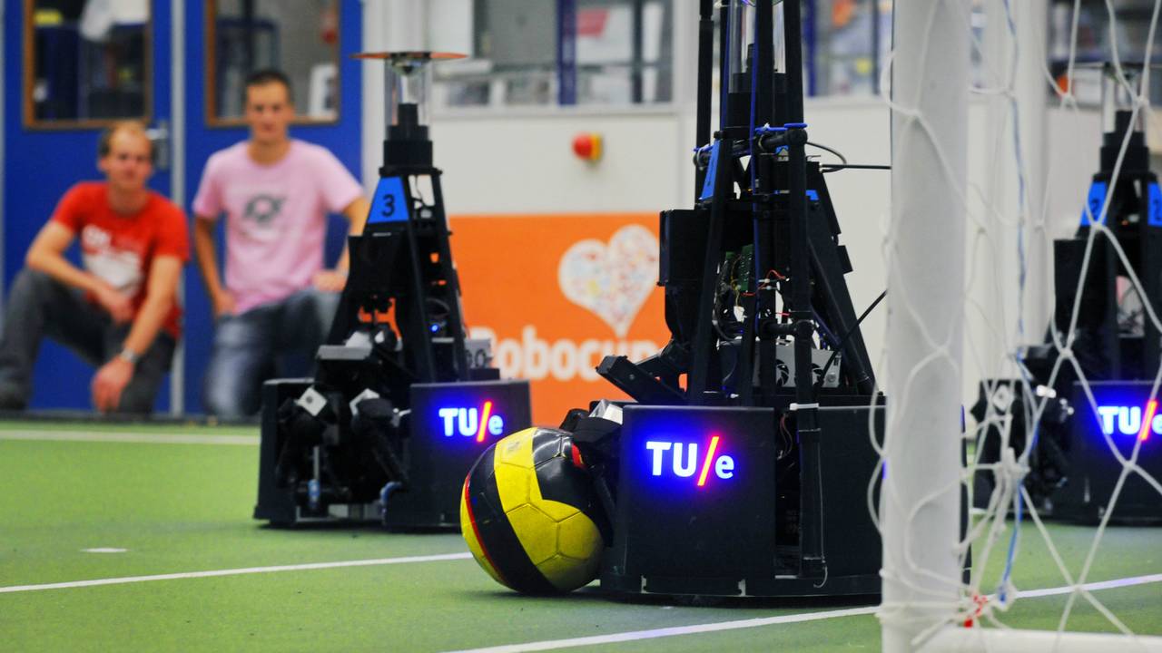 Eindhovense voetbalrobots naar halve finale RoboCup in Japan Omroep