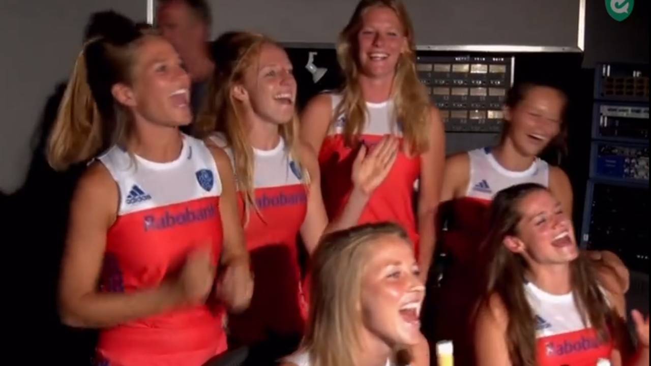 Hockeyvrouwen gaan los in studio (Beeld: facebook@hockeynl)