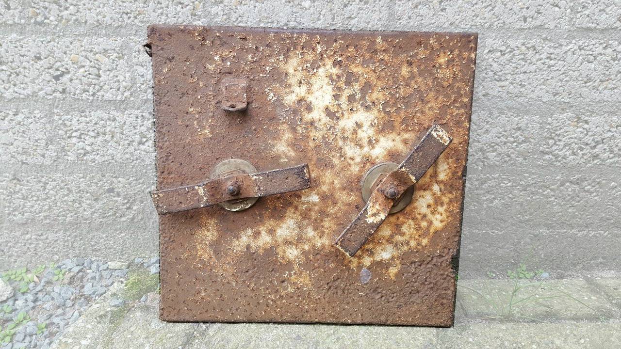 Het gestolen (en teruggestuurde) luik. Foto: Facebook Oorlogsmuseum Overloon